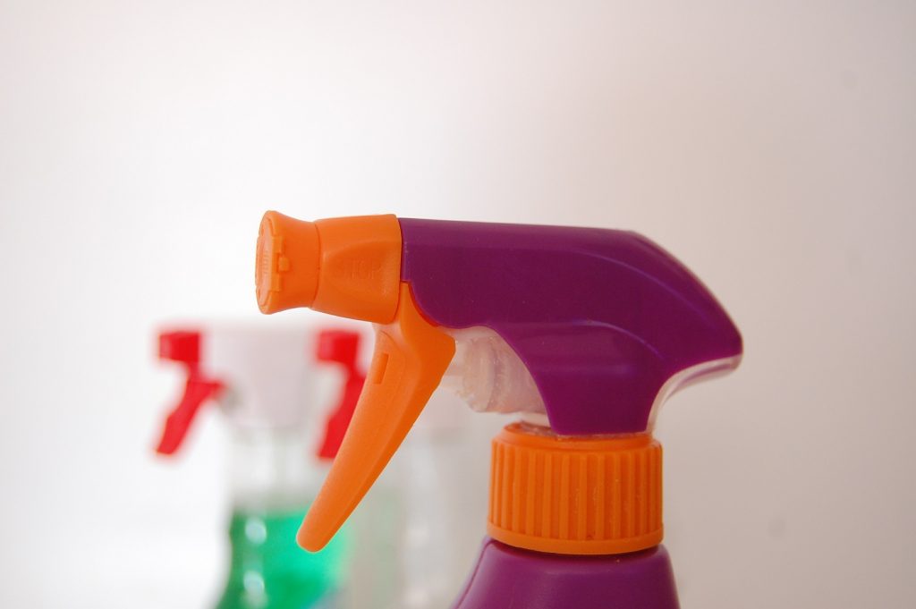 środki czyszczące do domu w sprayu
